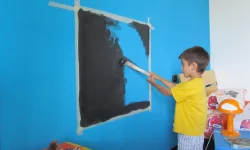 bambino dipinge un muro