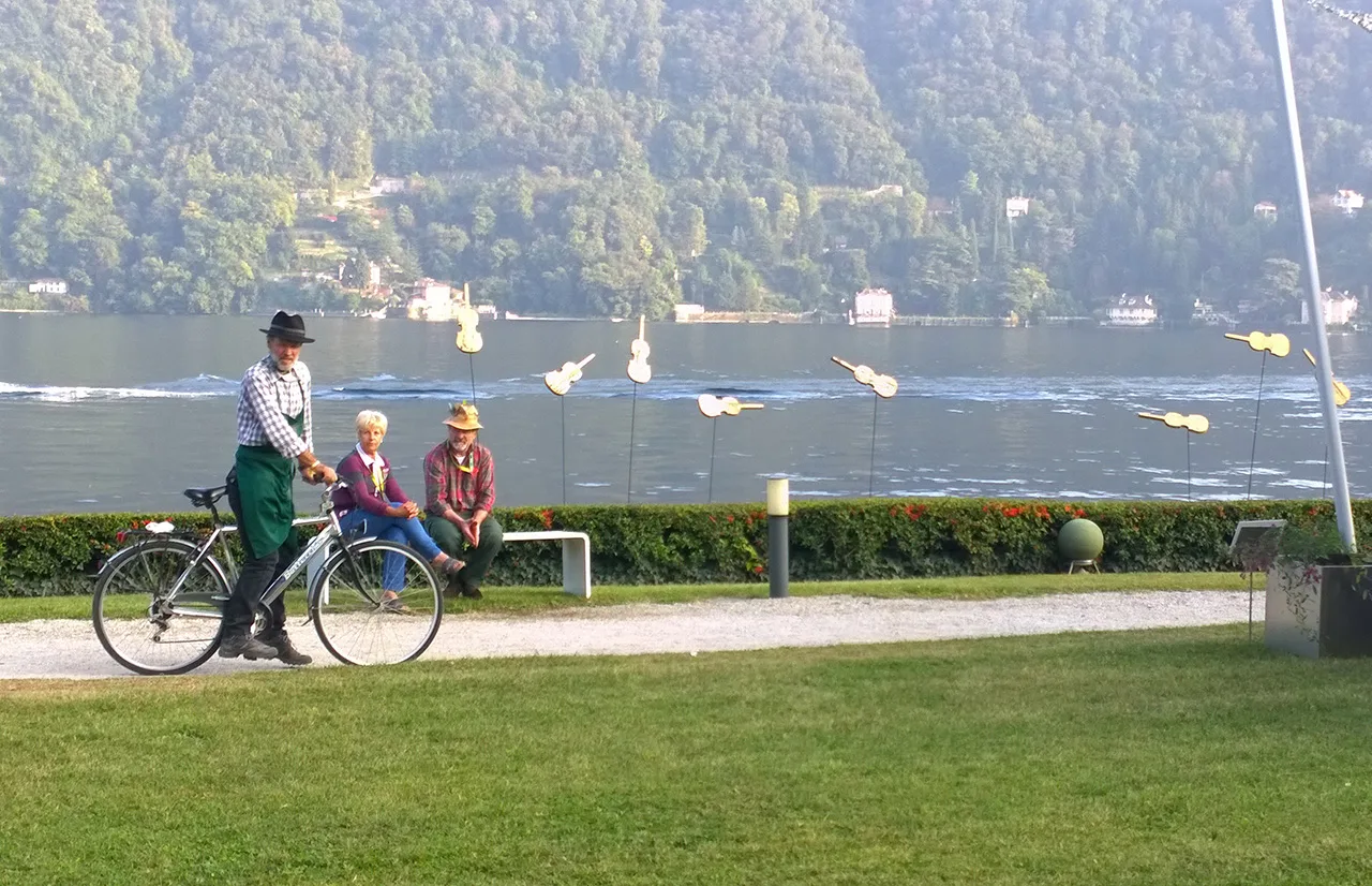 vecchio in bici in riva al lago