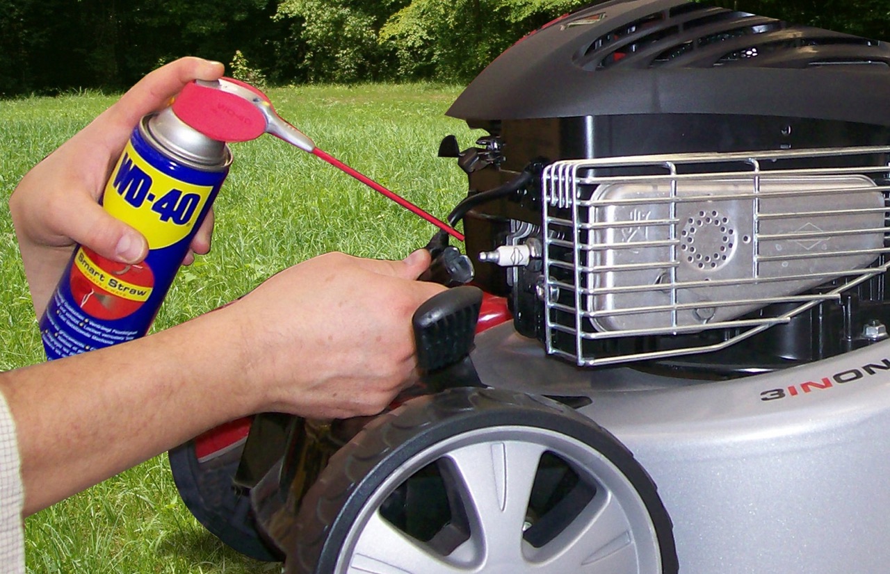 WD 40 Prima di Riporre Attrezzi Giardino