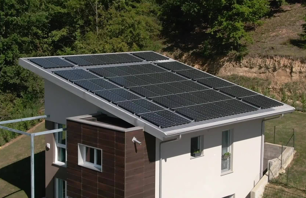 casa ecologica con pannelli solari