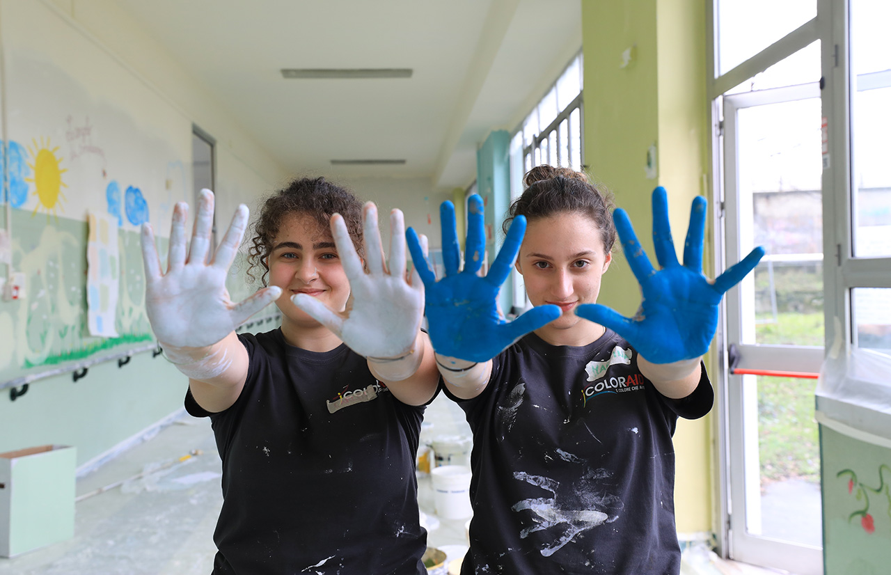 ragazze con le mani colorate