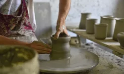 mani che lavorano la ceramica al tornio