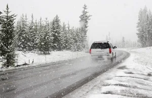 auto su strada innevata