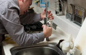 bricoleur ripara un lavandino