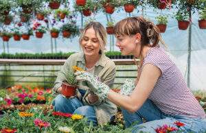 ragazze che fanno giardinaggio