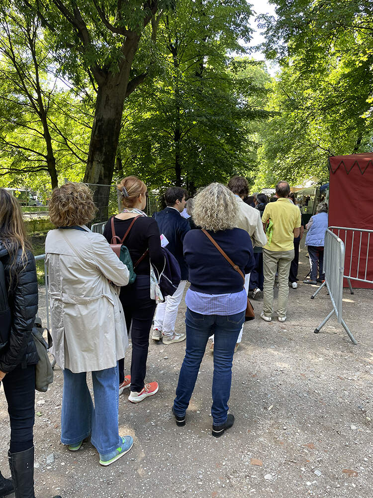 La coda all'ingresso nel primo giorno di apertura